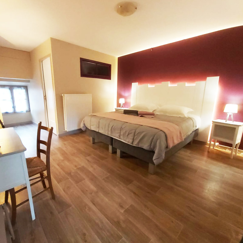 Chambre d’hôtes L’Anthocyane à Azé près de Mâcon, lit 180 cm