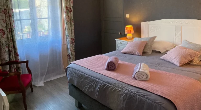 Vue générale de la chambre d’hôtes La Romantique à Azé, proche de Cluny.