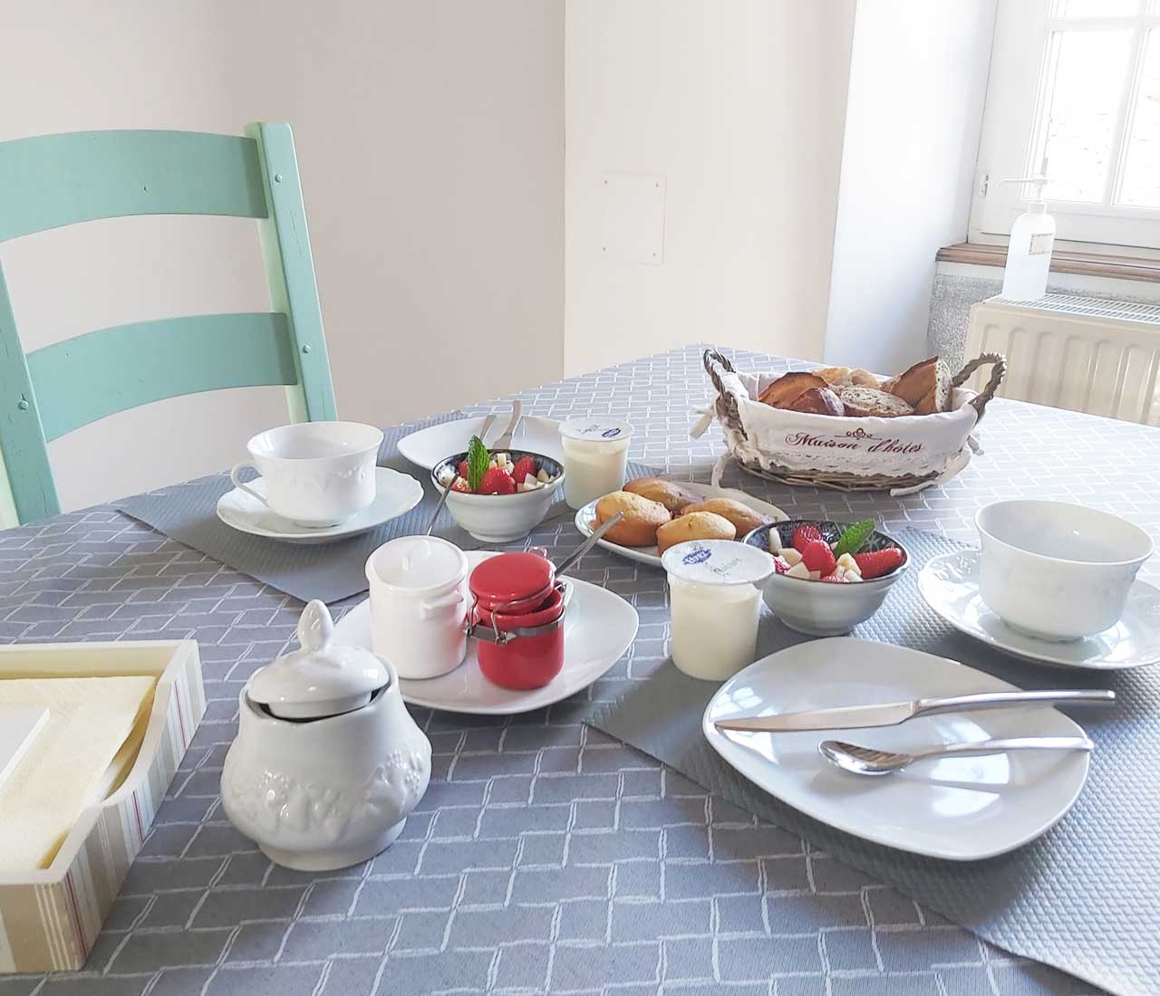 Petit-déjeuner maison servi à La Passiflore, maison d’hôtes à Azé en Bourgogne du Sud.