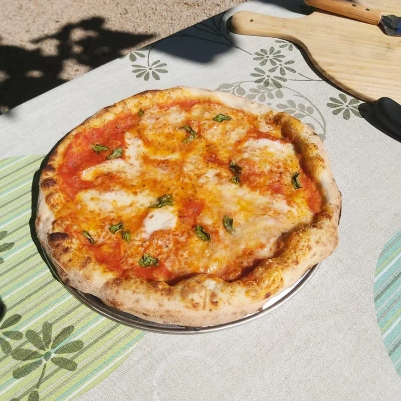 Pizza margherita maison à La Passiflore, maison d’hôtes à Azé proche de Cluny.