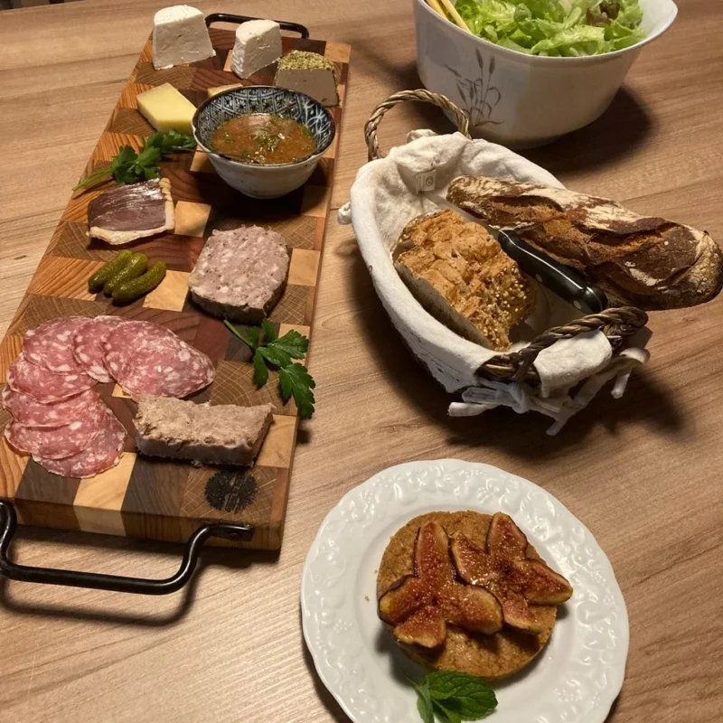 Planches dînatoires maison servies à La Passiflore, maison d’hôtes à Azé en Bourgogne du Sud.