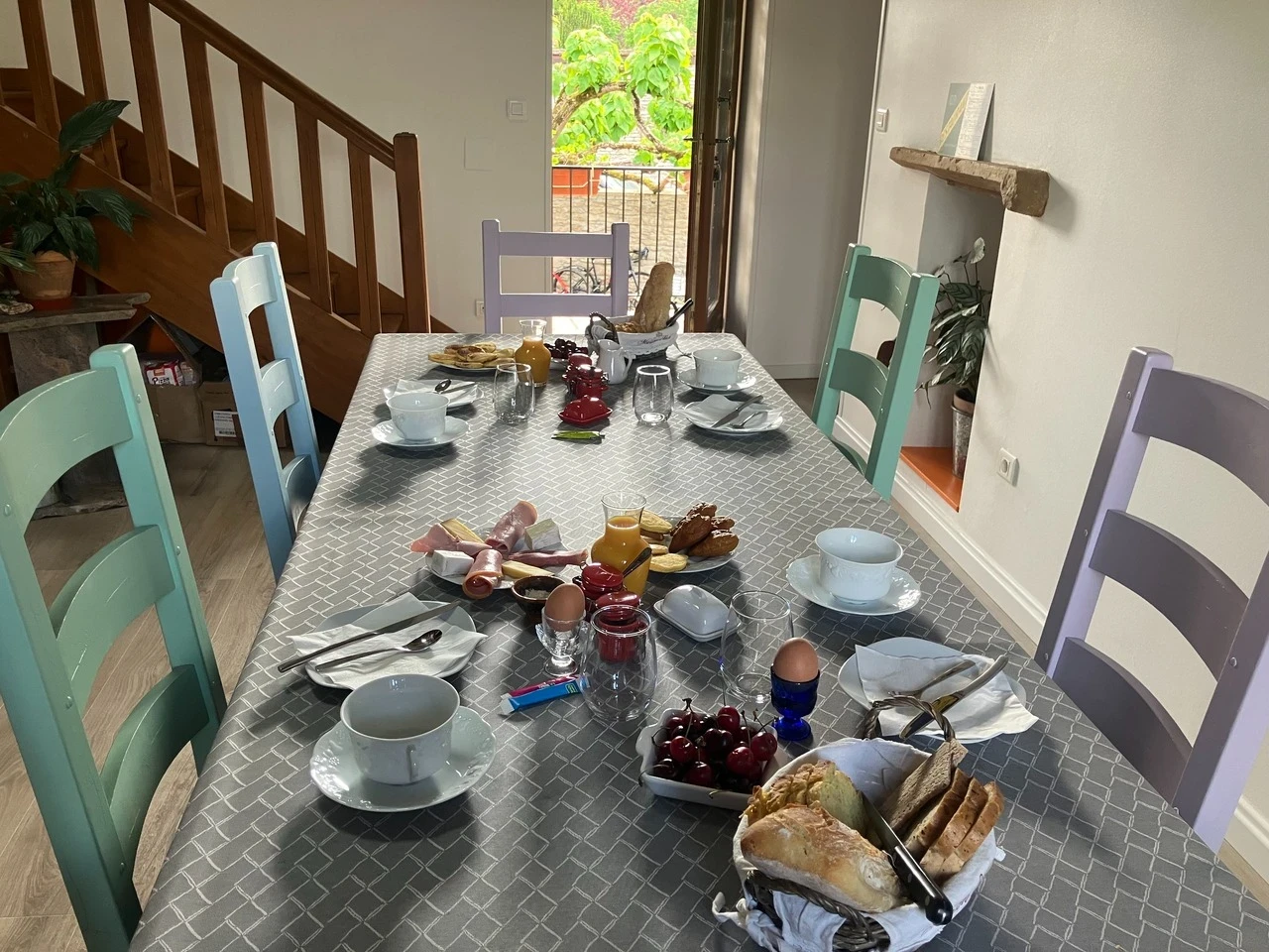 Salle du petit-déjeuner à La Passiflore, table d’hôtes à Azé en Bourgogne du Sud.