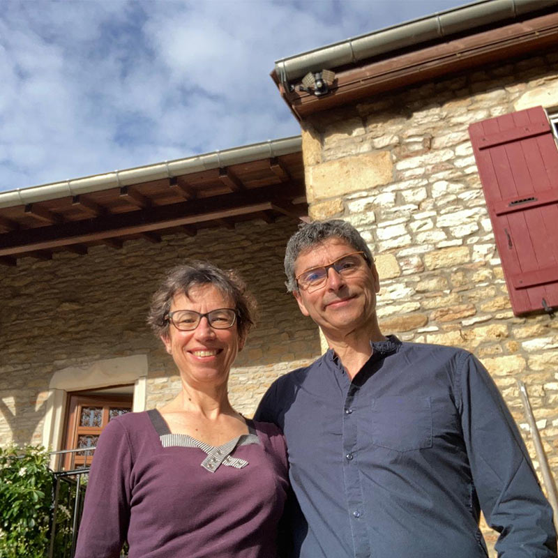 Patricia et Emmanuel, vos hôtes à La Passiflore, maison d’hôtes à Azé près de Mâcon.
