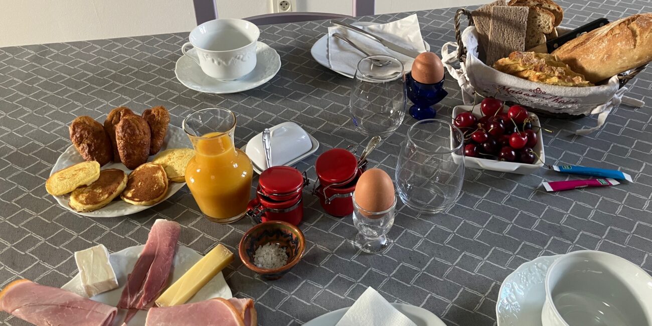 petit déjeuner à la chambre d'hôtes La Passiflore Azé Bourgogne
