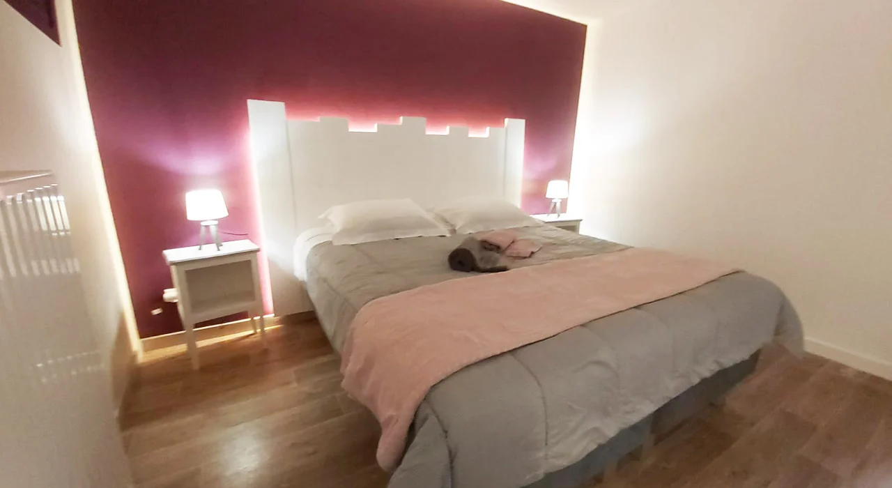 Vue générale de la chambre d’hôtes L’Anthocyane à Azé, proche de Mâcon.