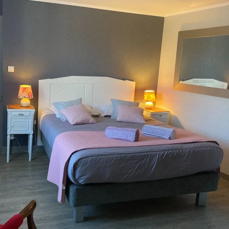 Chambre d’hôtes La Romantique à Azé en Bourgogne, lit 180 cm.