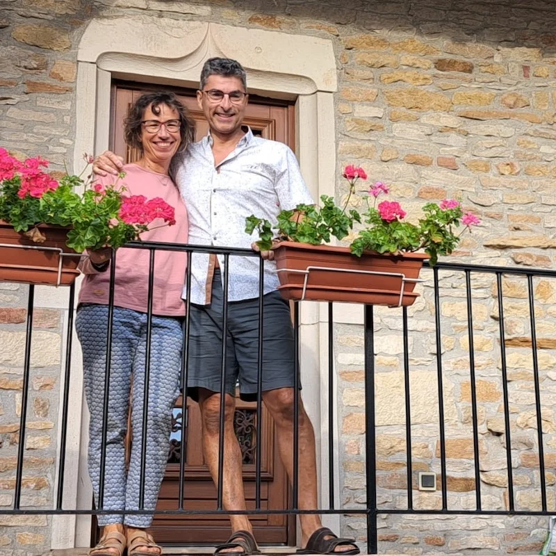 Patricia et Emmanuel Maschio, vos hôtes à La Passiflore, maison d’hôtes à Azé près de Mâcon.